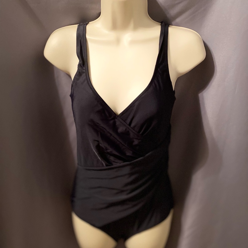 🩱NWOT Black one piece swimsuit size 10 Seekers brand